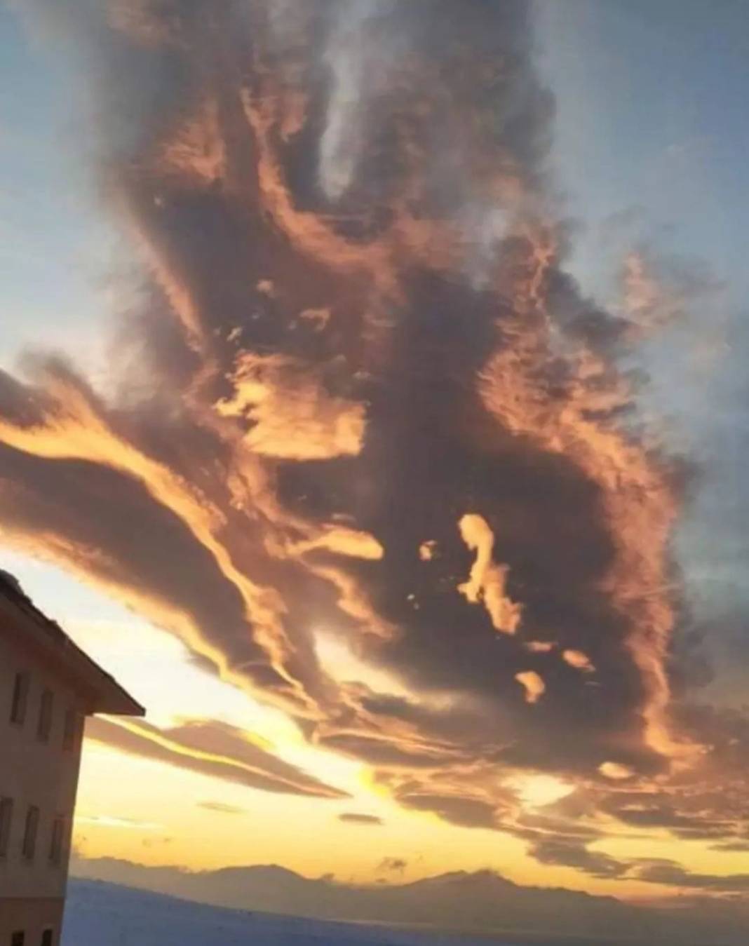 Gökyüzüne bakan şaştı kaldı! Depremin habercisi mi? Akşam saatlerinde ortaya çıktı, 45 dakika kaldı 2